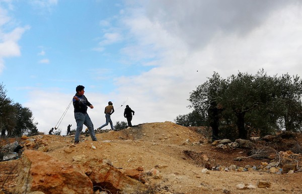    مواجهات بين المتظاهرين الفلسطينيين وقوات الاحتلال الإسرائيلي عقب مسيرة ضد الاستيطان في قرية بيتا