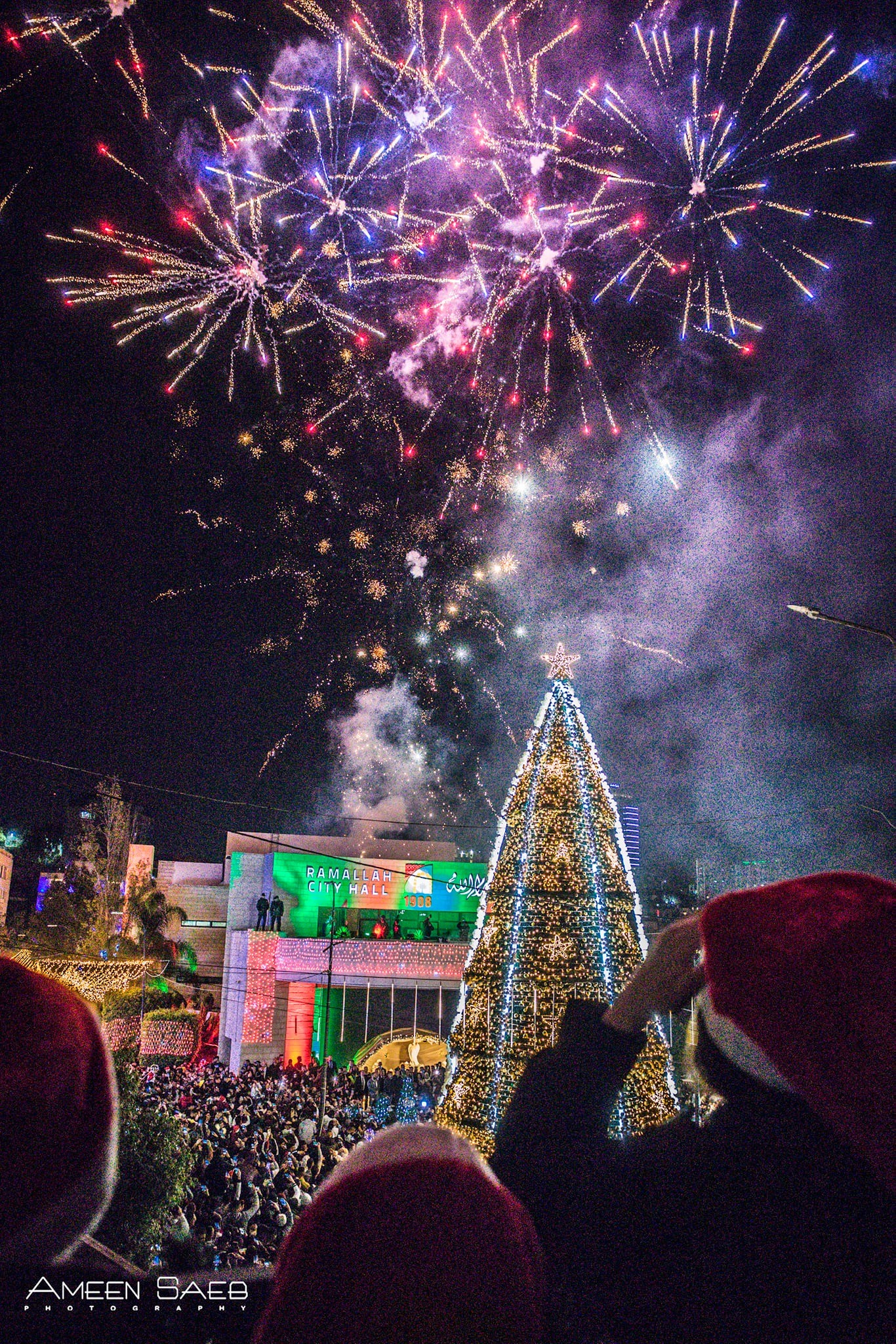 الآلاف يشاركون في إنارة شجرة الميلاد في رام الله 4