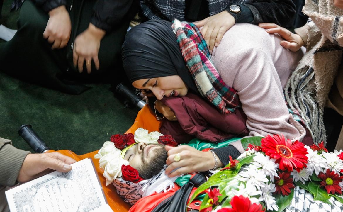    فلسطينيون يشيعون جثمان الشهيد محمد عباس في مخيم الأمعري في رام الله