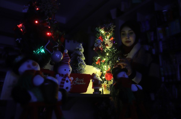 متاجر الهدايا بغزة تستعد لاستقبال العام الميلادي الجديد وسط أجواءٍ من البهجة