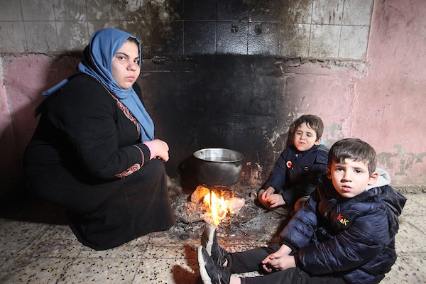 بيت عائلة عفانة بمخيم الشاطئ.. لا يقيهم برد الشتاء ولا يدفئ أجسادهم الهزيلة