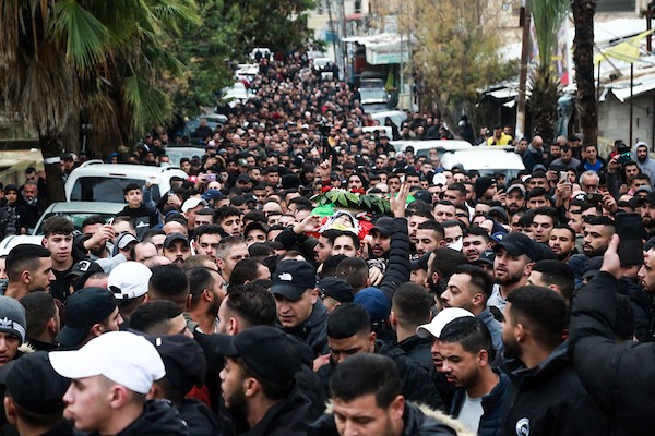    فلسطينيون يشيعون جثمان الشهيد محمد عباس في مخيم الأمعري في رام الله