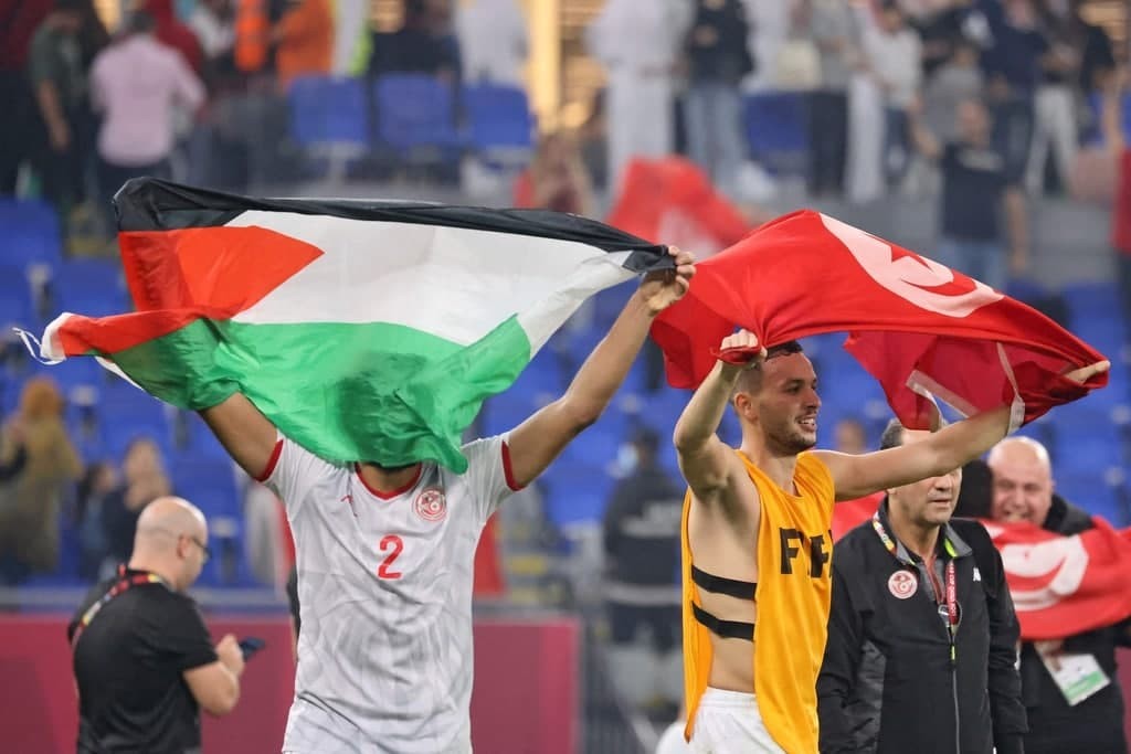 لاعبو المنتخب التونسي يرفعون العلم الفلسطيني احتفالا بتأهلهم إلى نهائي #كأس_العرب