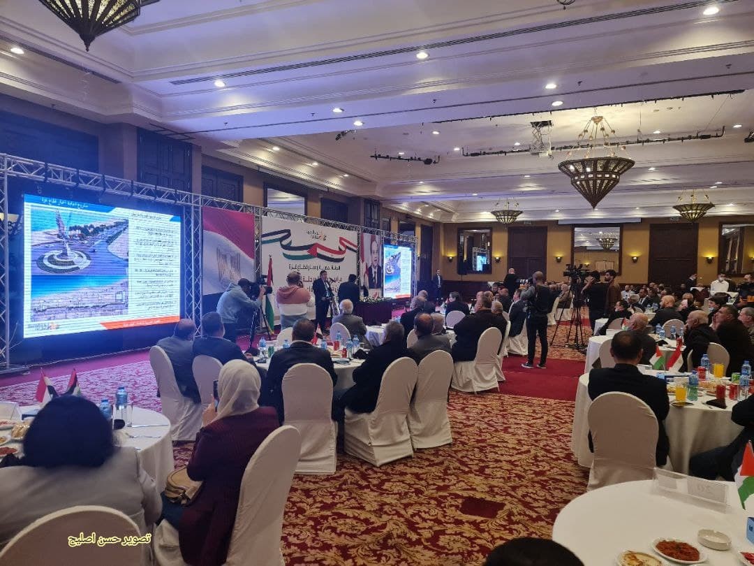 الوفد الهندسي المصري يوقع عقد تطوير كورنيش بحر شمالي مدينة غزة؛ مع المقاول الفلسطيني، الذي رسا عليه العطاء. 1