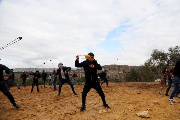    مواجهات بين المتظاهرين الفلسطينيين وقوات الاحتلال الإسرائيلي عقب مسيرة ضد الاستيطان في قرية بيتا