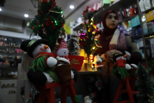 متاجر الهدايا بغزة تستعد لاستقبال العام الميلادي الجديد وسط أجواءٍ من البهجة