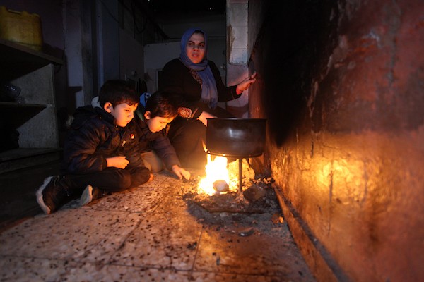 بيت عائلة عفانة بمخيم الشاطئ.. لا يقيهم برد الشتاء ولا يدفئ أجسادهم الهزيلة