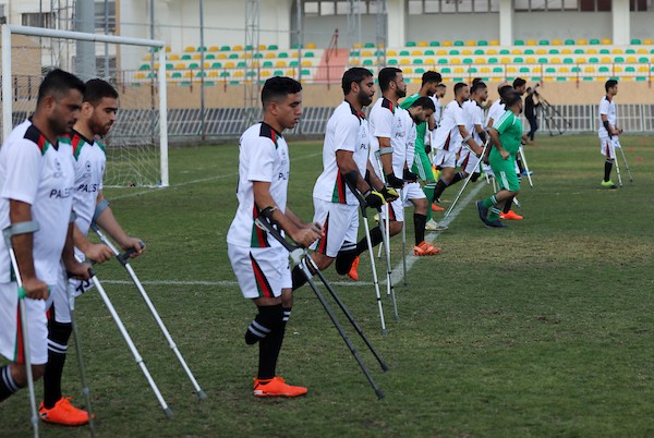    لاعبون من ذوي الاعاقة يشاركون في تدريب كرة القدم منظم من قبل الصليب الأحمر في ملعب فلسطين في مدينة غزة
