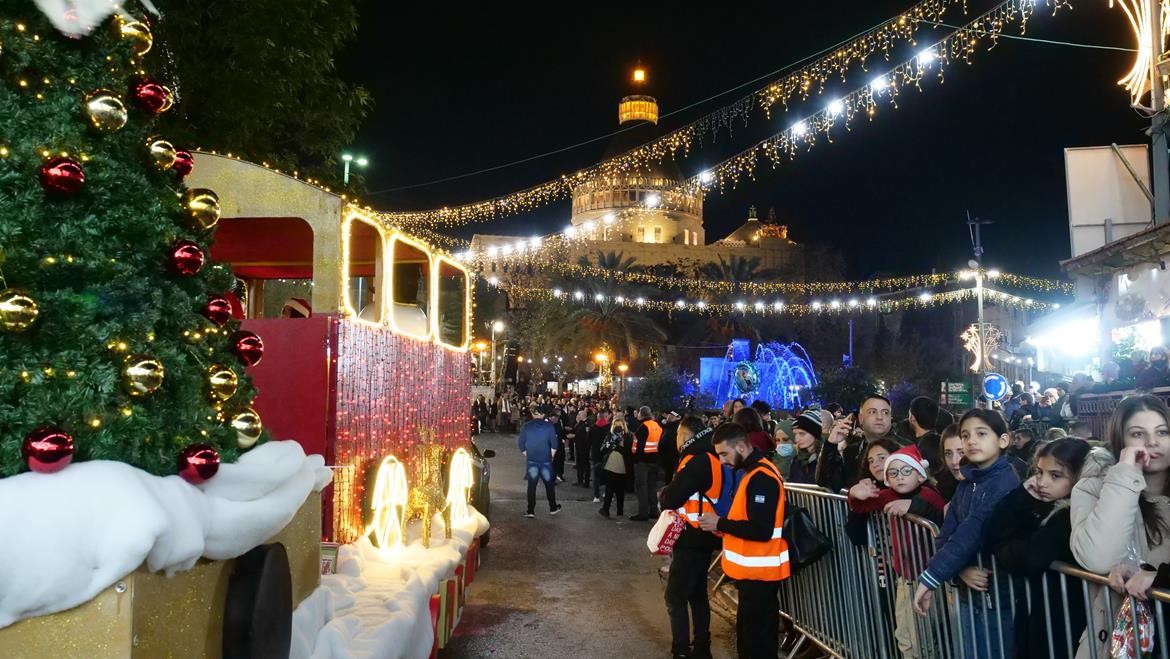مسيرة في الناصرة احتفالا بعيد الميلاد المجيد.تصوير - وفا 