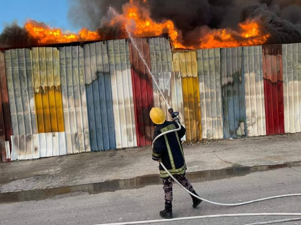 إخماد حريق كبير اندلع في مستودع ومعمل مواد بلاستيكية  في قرية بيت عور التحتا غرب رام الله 1