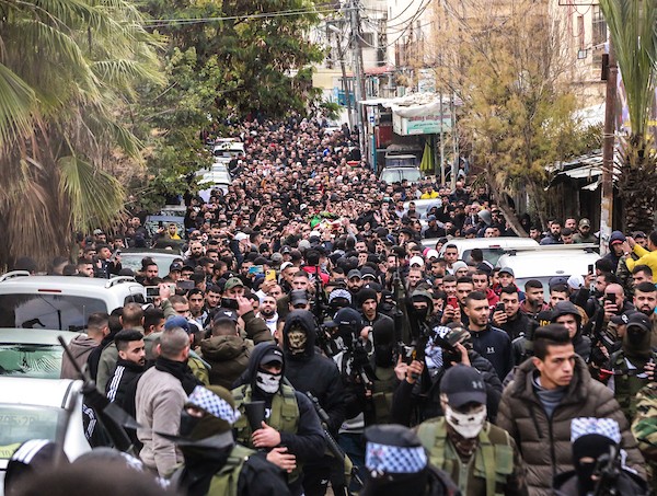    فلسطينيون يشيعون جثمان الشهيد محمد عباس في مخيم الأمعري في رام الله