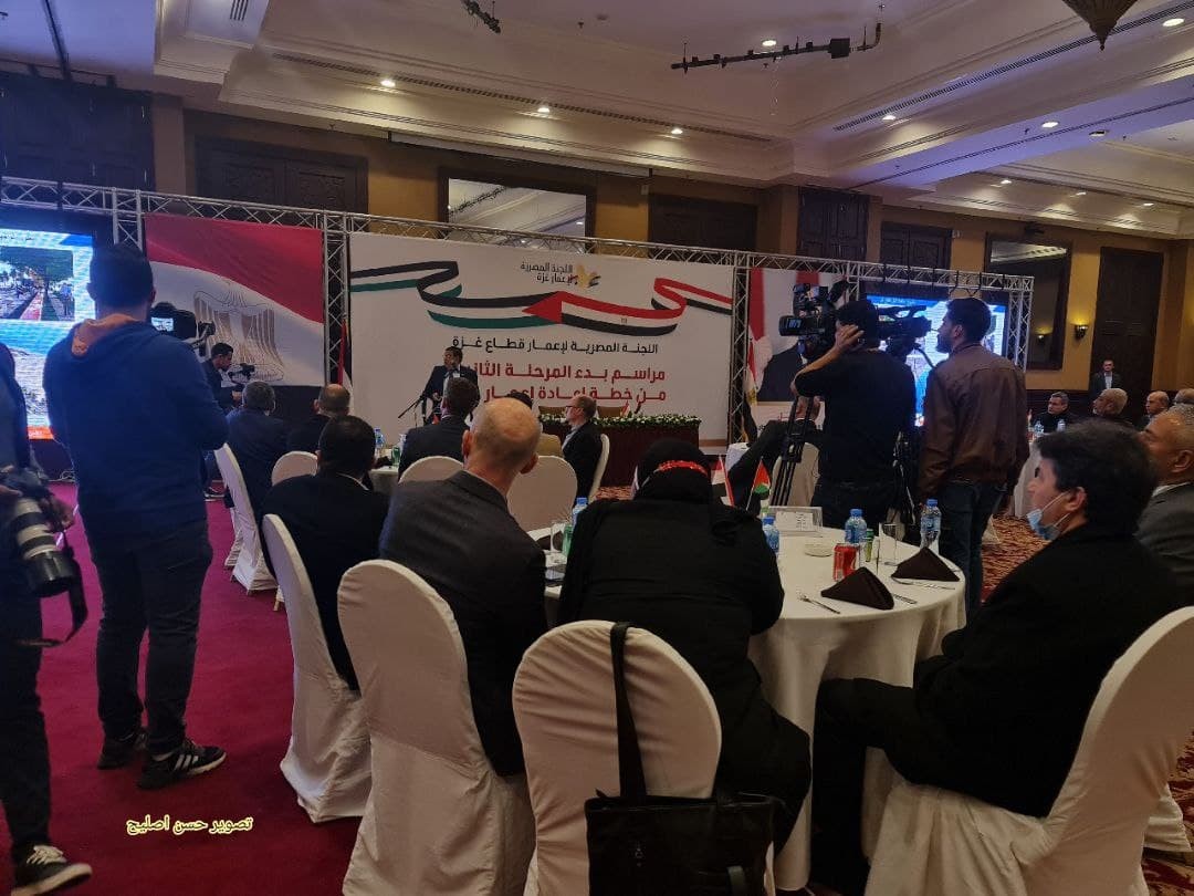 الوفد الهندسي المصري يوقع عقد تطوير كورنيش بحر شمالي مدينة غزة؛ مع المقاول الفلسطيني، الذي رسا عليه العطاء.