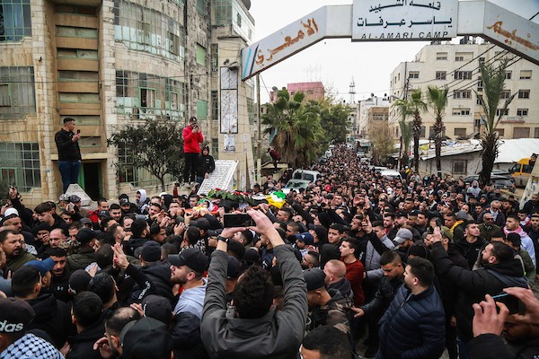    فلسطينيون يشيعون جثمان الشهيد محمد عباس في مخيم الأمعري في رام الله