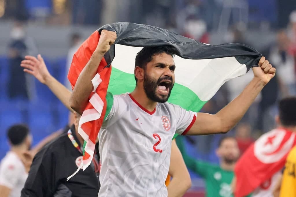 لاعبو المنتخب التونسي يرفعون العلم الفلسطيني احتفالا بتأهلهم إلى نهائي #كأس_العرب