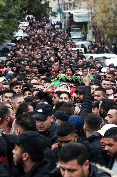    فلسطينيون يشيعون جثمان الشهيد محمد عباس في مخيم الأمعري في رام الله