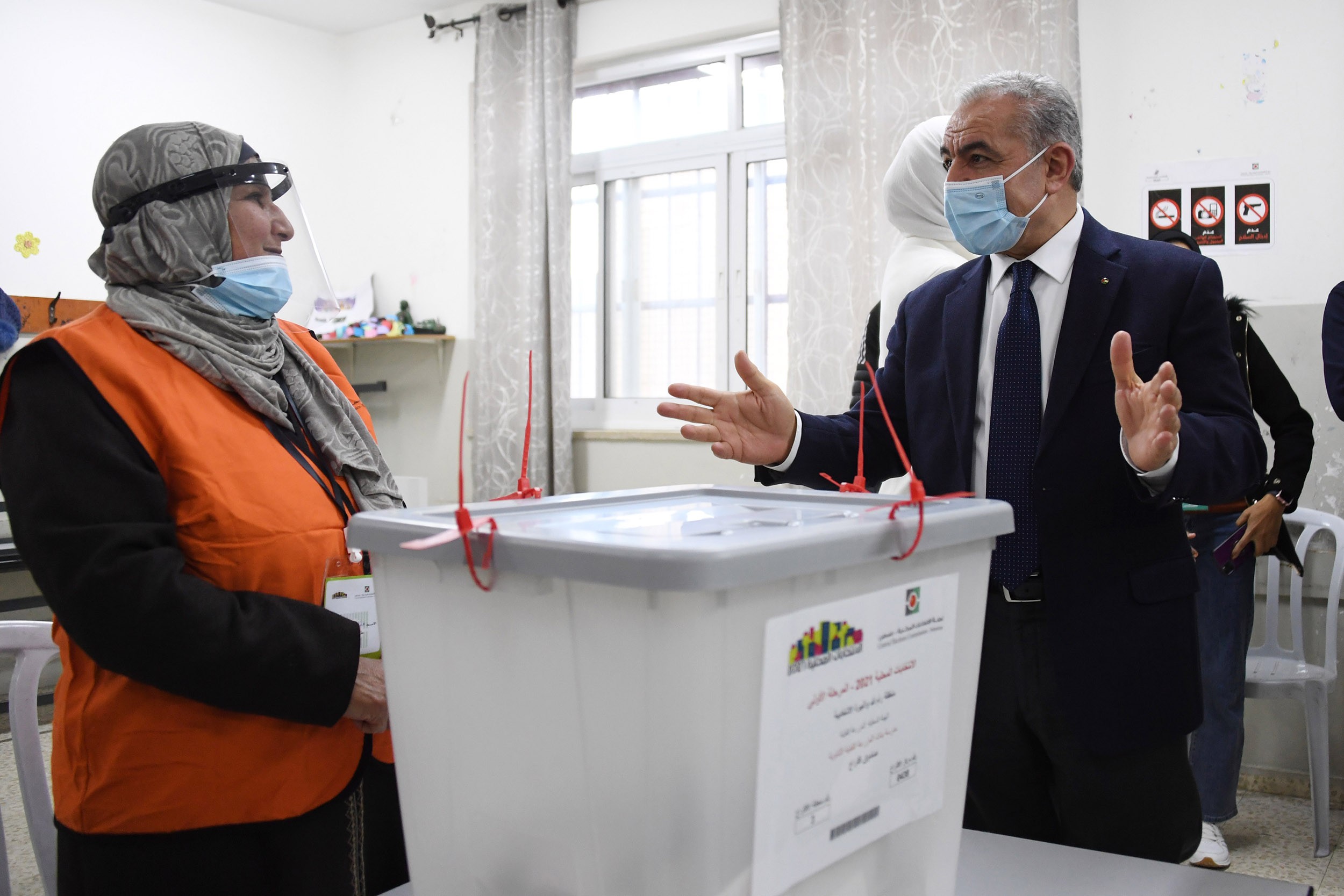 اشتية يتفقد عددا من مراكز الاقتراح للانتخابات المحلية في محافظة رام الله والبيرة