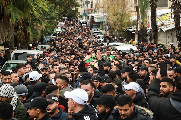    فلسطينيون يشيعون جثمان الشهيد محمد عباس في مخيم الأمعري في رام الله