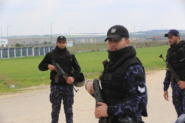    الشرطة الفلسطينية تقف حراسة على الحدود الشرقية بين قطاع غزة واسرائيل، عقب اعلان وزارة الداخلية الفلسطينية عن هروب عبد الكريم أبو عودة من مركز التوقيف 