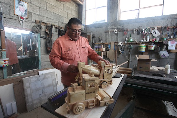 رحلة علاج علاء من السرطان لم توقفه عن ممارسة هوايته في صناعة المجسمات الخشبية4