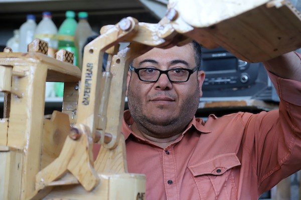 رحلة علاج علاء من السرطان لم توقفه عن ممارسة هوايته في صناعة المجسمات الخشبية 14