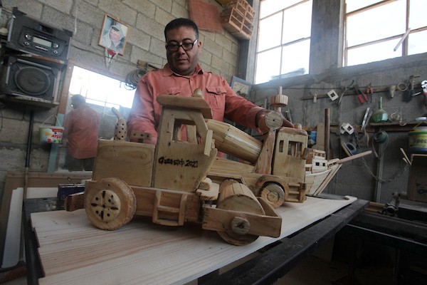 رحلة علاج علاء من السرطان لم توقفه عن ممارسة هوايته في صناعة المجسمات الخشبية1