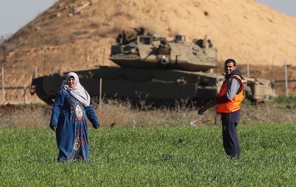 آليات عسكرية إسرائيلية تجرف أراضي فلسطينيين خلال عملية توغل شرقي بلدة خزاعة