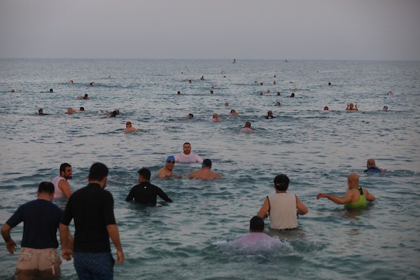 عشاق السباحة من كبار السن يمارسون هوايتهم على شاطئ بيت لاهيا في مربعانية الشتاء