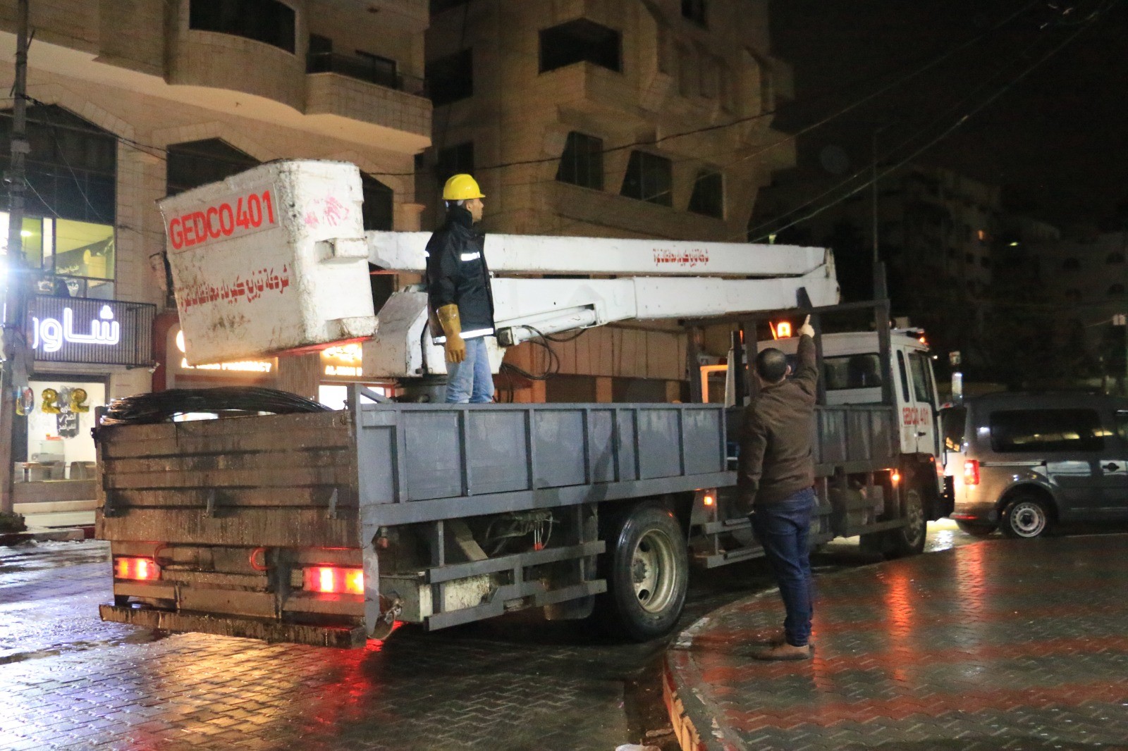 طواقم كهرباء غزة خلال عملها في ظل المنخفض الحالي 3