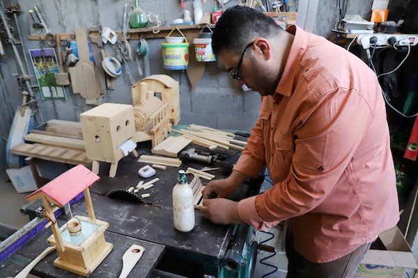 رحلة علاج علاء من السرطان لم توقفه عن ممارسة هوايته في صناعة المجسمات الخشبية 22