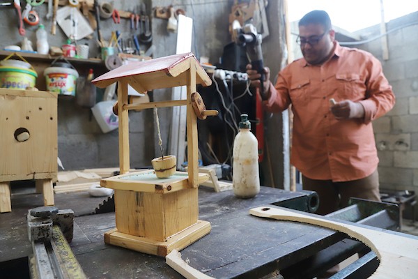 رحلة علاج علاء من السرطان لم توقفه عن ممارسة هوايته في صناعة المجسمات الخشبية 23