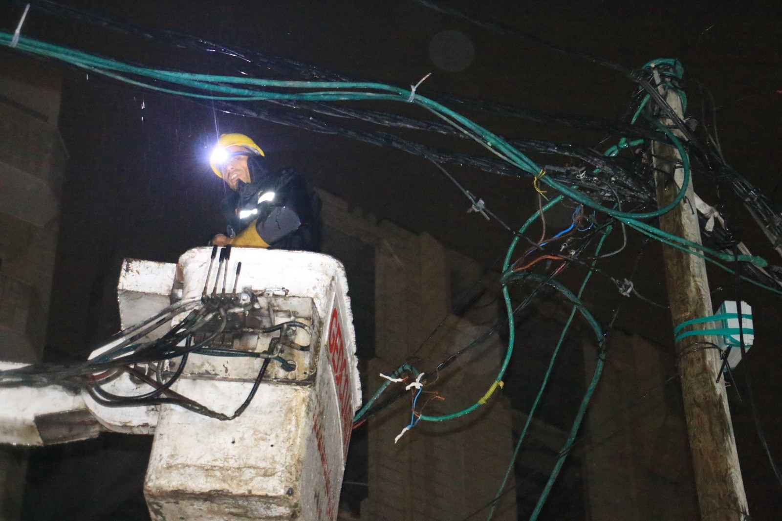 طواقم كهرباء غزة خلال عملها في ظل المنخفض الحالي 15