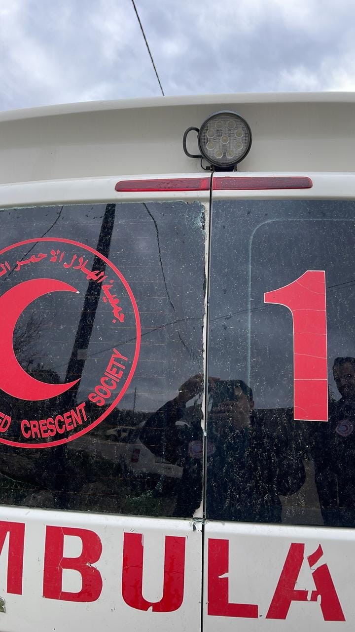 استهدفت قوات الاحتلال الاسرائيلي سيارة إسعاف تابعة للهلال الأحمر بالرصاص المعدني المغلف بالمطاط  ما أدى لأضرار في الزجاج الخلفي، وإصابة دكتور بالرصاص المطاط في كتفه أثناء تقديم الإسعاف الاولي لمصاب في مواجهات بيت دجن