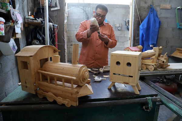 رحلة علاج علاء من السرطان لم توقفه عن ممارسة هوايته في صناعة المجسمات الخشبية 42