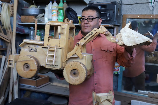 رحلة علاج علاء من السرطان لم توقفه عن ممارسة هوايته في صناعة المجسمات الخشبية 12