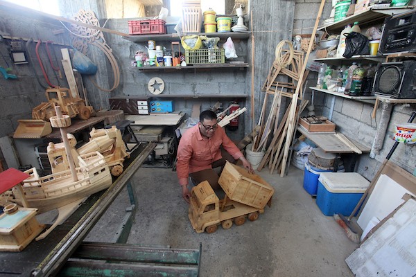 رحلة علاج علاء من السرطان لم توقفه عن ممارسة هوايته في صناعة المجسمات الخشبية 21