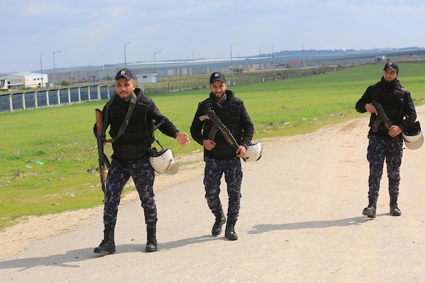    الشرطة الفلسطينية تقف حراسة على الحدود الشرقية بين قطاع غزة واسرائيل، عقب اعلان وزارة الداخلية الفلسطينية عن هروب عبد الكريم أبو عودة من مركز التوقيف 