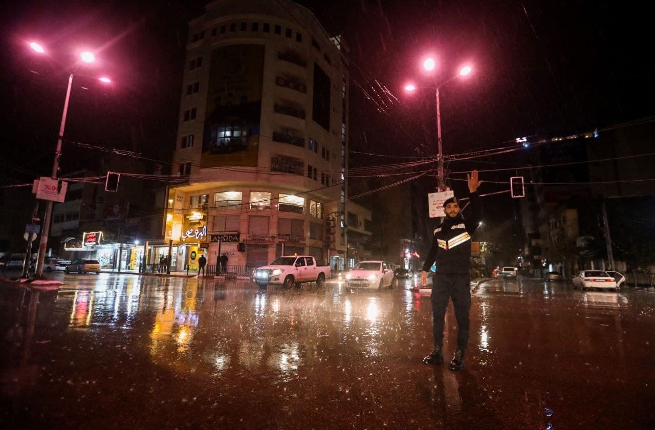 انتشار الشرطة والأجهزة الأمنية في الشوارع والمفترقات مساء اليوم الأربعاء، في ظل أجواء المنخفض الجوي الذي تمر به البلاد 5