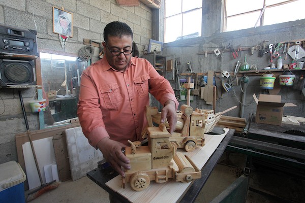 رحلة علاج علاء من السرطان لم توقفه عن ممارسة هوايته في صناعة المجسمات الخشبية2