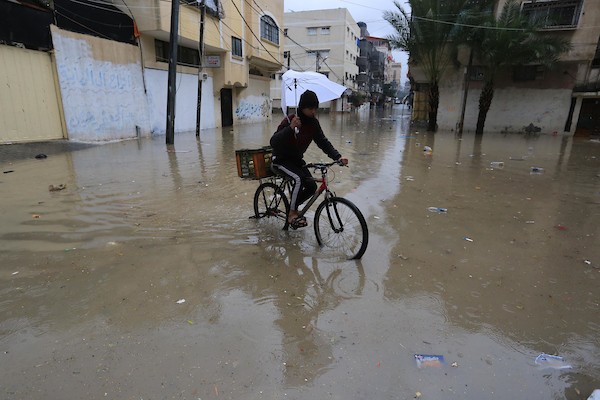 الدفاع المدني الفلسطيني ينتشل سكان من شارع غمرته مياه الأمطار ، في مخيم جباليا للاجئين الفلسطينيين شمال قطاع غزة (24)