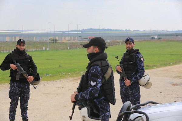    الشرطة الفلسطينية تقف حراسة على الحدود الشرقية بين قطاع غزة واسرائيل، عقب اعلان وزارة الداخلية الفلسطينية عن هروب عبد الكريم أبو عودة من مركز التوقيف 