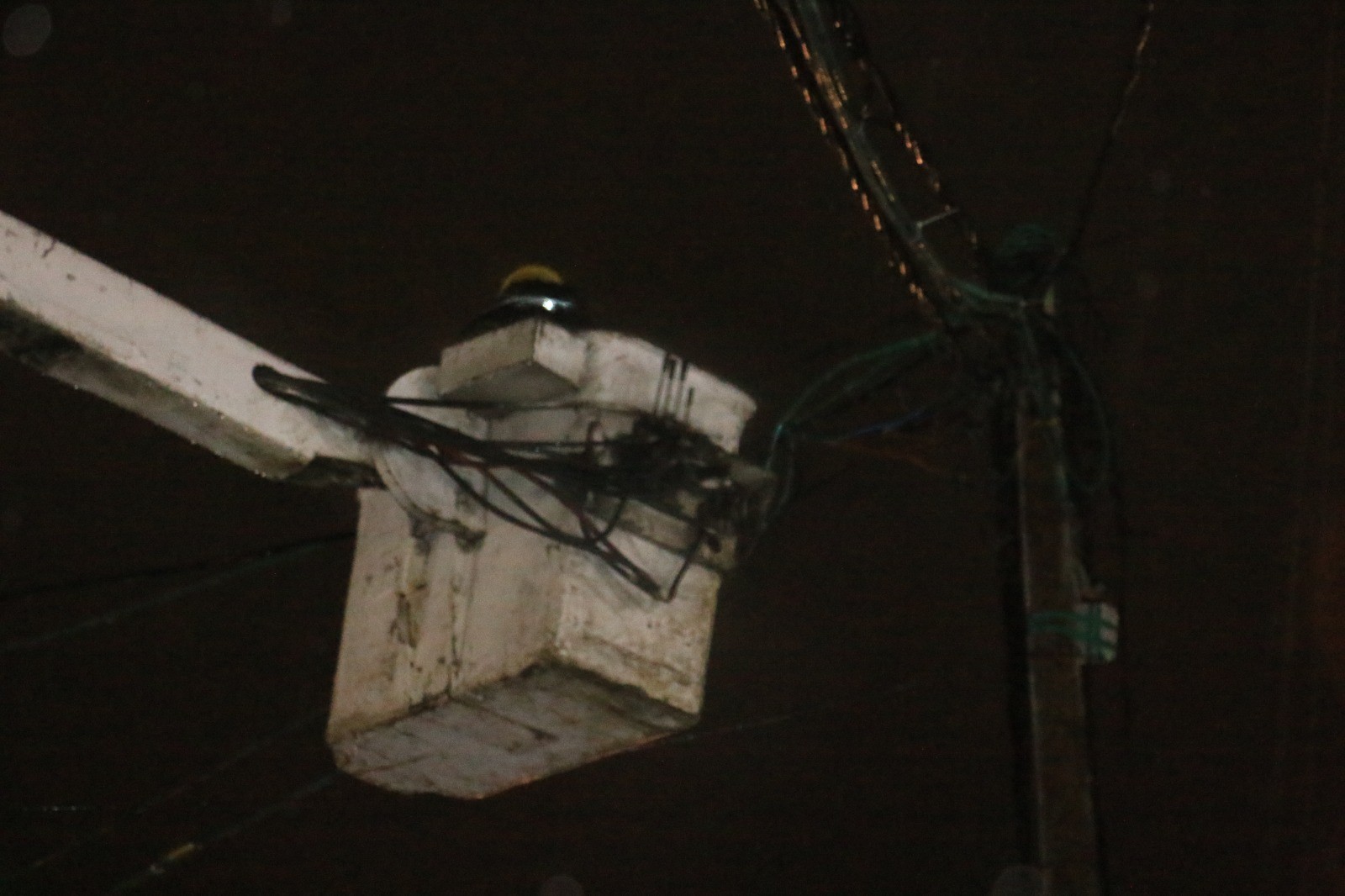 طواقم كهرباء غزة خلال عملها في ظل المنخفض الحالي 11
