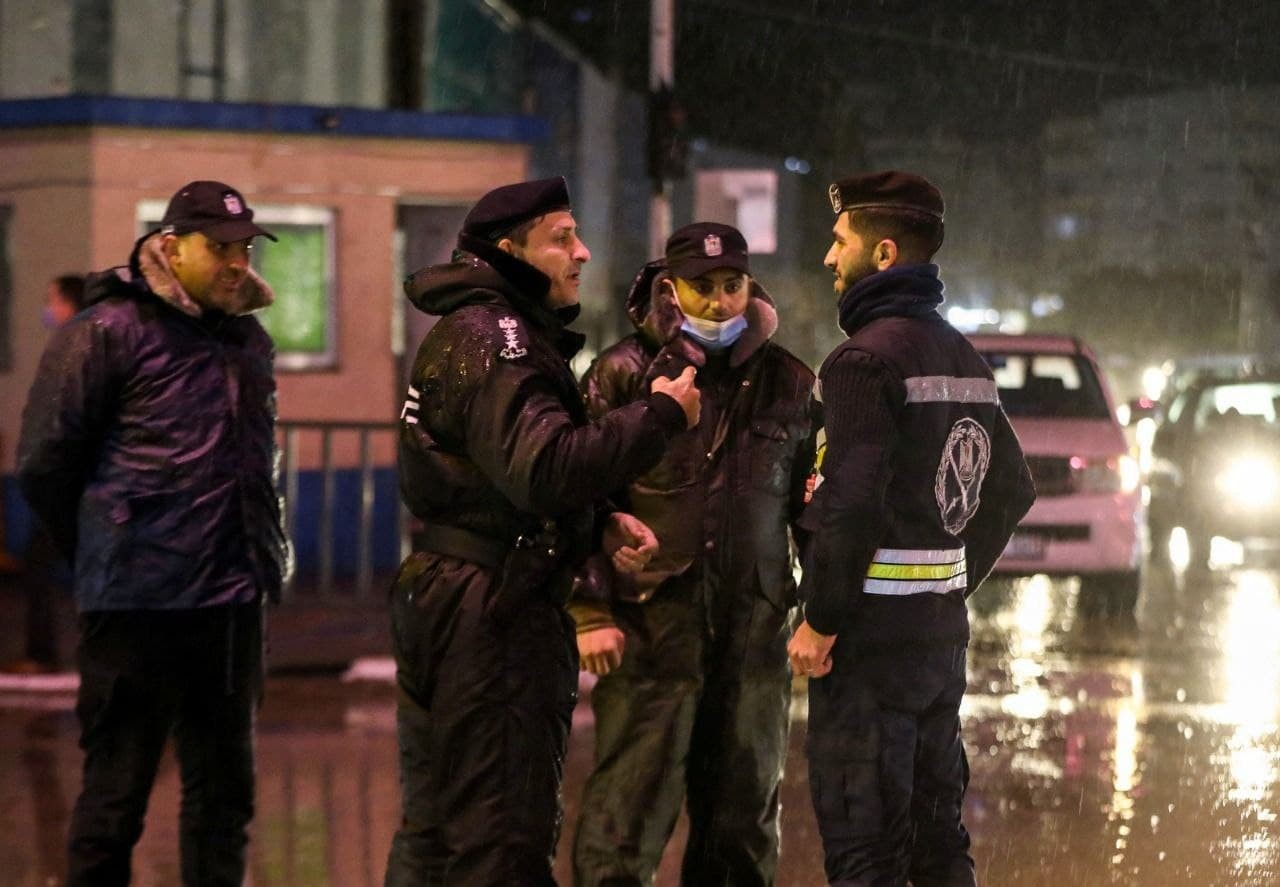 انتشار الشرطة والأجهزة الأمنية في الشوارع والمفترقات مساء اليوم الأربعاء، في ظل أجواء المنخفض الجوي الذي تمر به البلاد 8