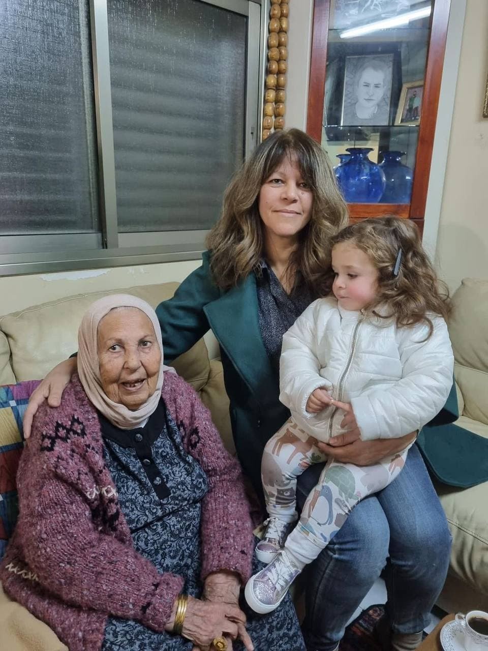 سناء سلامة زوجة الأسير وليد دقة وطفلته ميلاد في زيارة لوالدة الأسير كريم يونس الذي يعانق الحرية بعد عام من الآن بعد قضائه 40 عامًا في سجون الاحتلال.