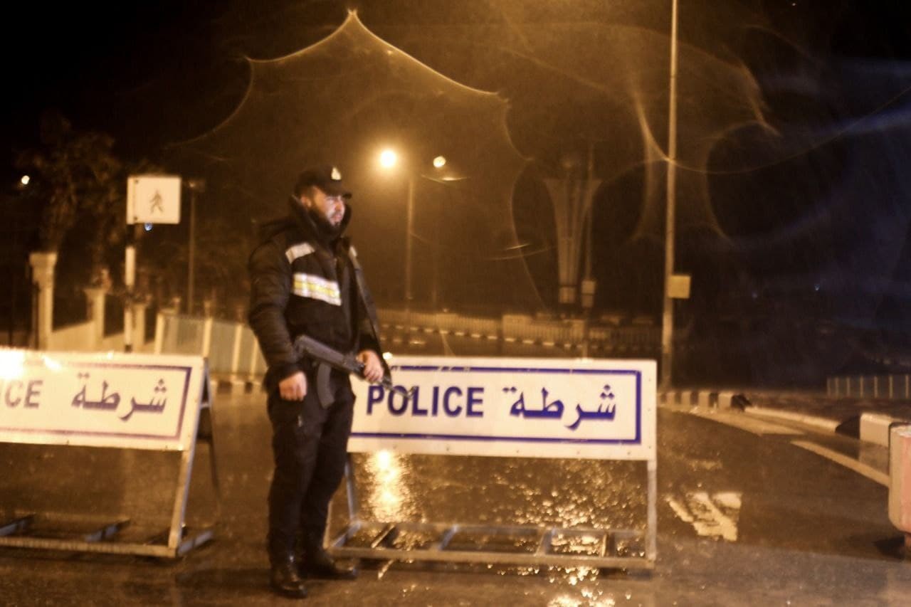 انتشار الشرطة والأجهزة الأمنية في الشوارع والمفترقات مساء اليوم الأربعاء، في ظل أجواء المنخفض الجوي الذي تمر به البلاد 4