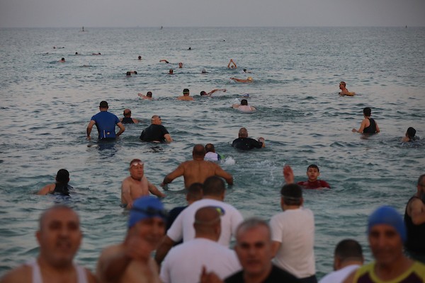 عشاق السباحة من كبار السن يمارسون هوايتهم على شاطئ بيت لاهيا في مربعانية الشتاء