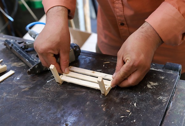 رحلة علاج علاء من السرطان لم توقفه عن ممارسة هوايته في صناعة المجسمات الخشبية