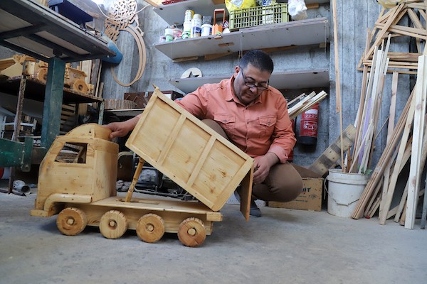 رحلة علاج علاء من السرطان لم توقفه عن ممارسة هوايته في صناعة المجسمات الخشبية 17