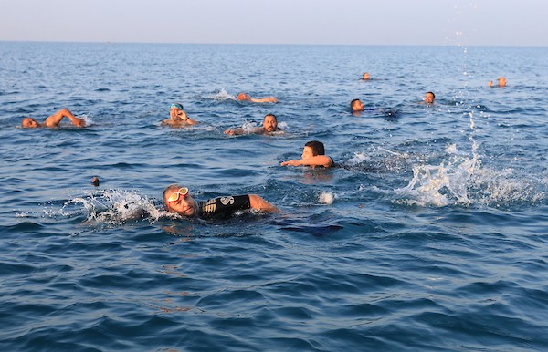 عشاق السباحة من كبار السن يمارسون هوايتهم على شاطئ بيت لاهيا في مربعانية الشتاء