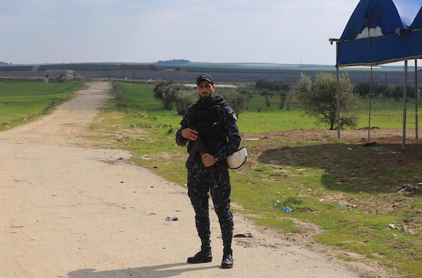    الشرطة الفلسطينية تقف حراسة على الحدود الشرقية بين قطاع غزة واسرائيل، عقب اعلان وزارة الداخلية الفلسطينية عن هروب عبد الكريم أبو عودة من مركز التوقيف 