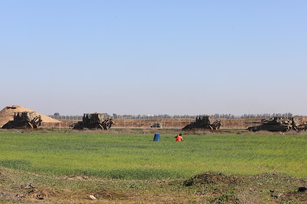 آليات عسكرية إسرائيلية تجرف أراضي فلسطينيين خلال عملية توغل شرقي بلدة خزاعة